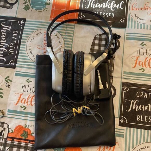 Headphones by Phillips with two jack accessories - Picture 1 of 4